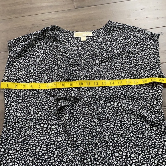 Michael KORS floral ruffle front top - Picture 5 of 7